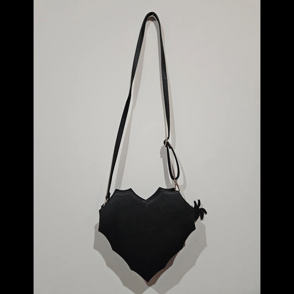 Heart Shaped Spider Web Bag - Picture 3 of 4